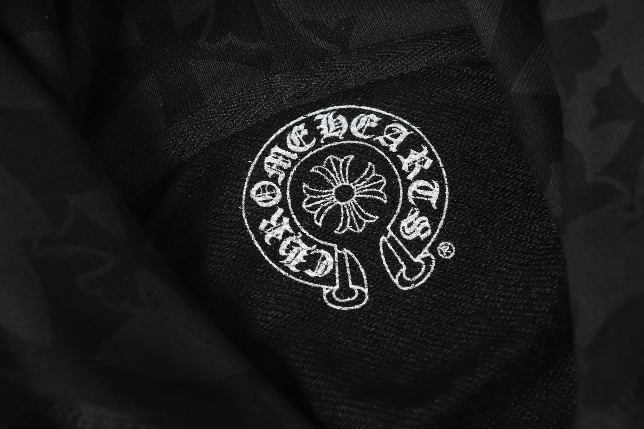 P280 #L3120 cross-border model. Those who pursue quality should not place an order. -Chrome Hearts/Chrome Heart Dark Pattern Cross✝️Horseshoe Sanskrit Hooded Sweatshirt -High weight, high density and high quality. The wool is soft, delicate and skin-friendly. It feels soft and silky. It has excellent warmth and skin-friendly properties.